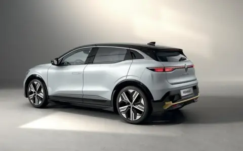 En silverfärgad Renault Mégane E-Tech elbil, sedd bakifrån, redo för ett test.