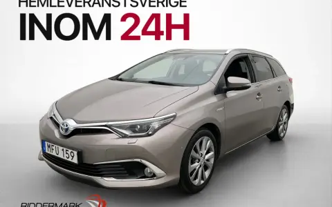 En grå Toyota Auris Hybrid kombi, redo för en testkörning i Sverige. Hemleverans inom 24h.