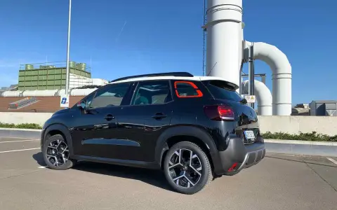 Svart Citroën C3, parkerad vid industribyggnad. Kanske ett problem med bilen?