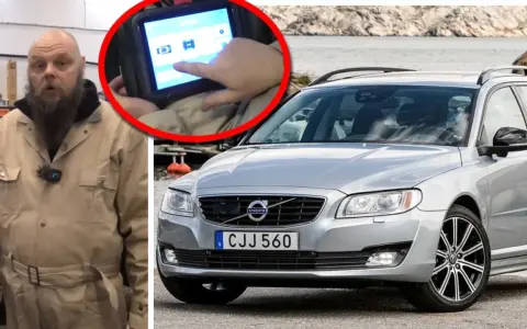 Mekaniker kollar felkoder på en Volvo V70 med en diagnosdator.