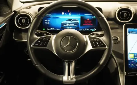 Ratt och instrumentpanel i en Mercedes. Service B1 är nästa service, om 11979 km.