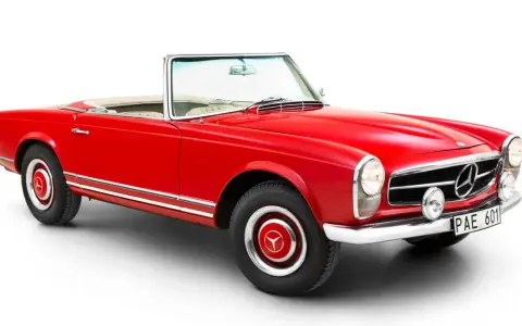 Röd cabriolet, en klassisk Mercedes 230 SL, med kromdetaljer och vit interiör.