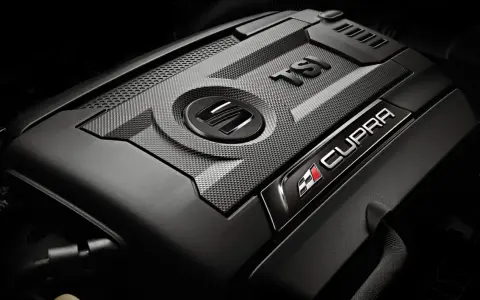 Detaljerad vy av ett modernt tsi motorlock med Cupra-logotypen.