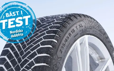 Vinterdäck Falken Winterpeak F-Ice 1, bäst i test nordiska dubbfria. Snö på däcket.