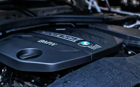 Motorrummet på en BMW med texten "Turbo" och BMW-loggan. Kylare bil.