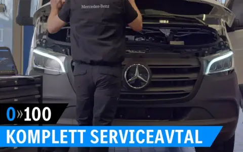 Mekaniker inspekterar motorutrymmet på en Mercedes-Benz skåpbil. Texten "KOMPLETT SERVICEAVTAL" antyder att detta är en del av deras serviceerbjudande.