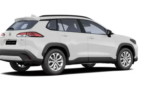 Vit Toyota Corolla Cross, redo för ett test. Denna SUV kombinerar stil med praktiskhet.