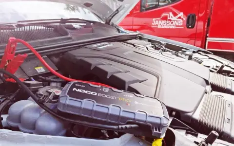 Bil startar inte kallt ute. Startkablar kopplade till batteriet med en NOCO BOOST PRO-enhet.
