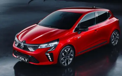 Röd Mitsubishi Colt, en modern elbil. Inga problem här, bara snygg design och framtidens körning.