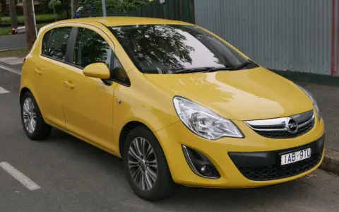 Gul Opel Corsa 1.2, en bil som kan ha vanliga fel.
