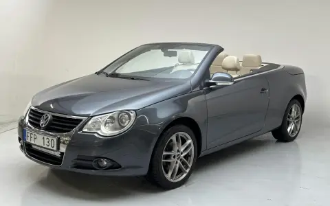 Grå VW Eos cabriolet med beige inredning. Kanske en vw eos cab problem med taket?