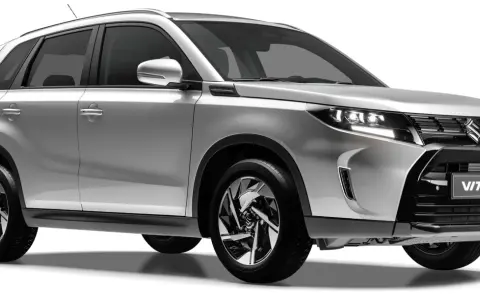 Silver Suzuki Vitara, redo för ett suzuki vitara test. Den har en modern design med skarpa linjer och snygga fälgar.