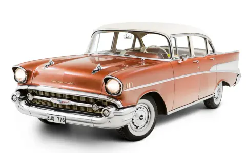 En glänsande orange och vit cheva 57, en ikonisk amerikansk klassiker, står redo för en tur.