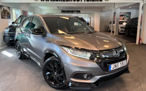 Grå Honda HR-V med svarta fälgar. Inga synliga problem med denna bil, bara en snygg SUV.