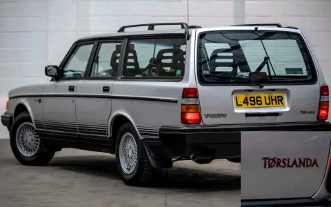 Silver Volvo 245 kombi med Torslanda-märke. En klassisk svensk bil redo för äventyr.