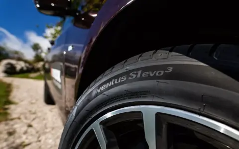 Nära bild på ett Hankook Ventus S1 evo 3 däck på en bil. Däcket är monterat på en snygg fälg.