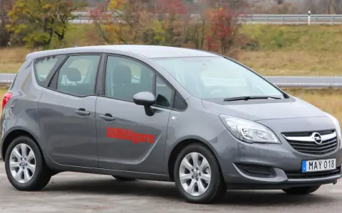 Grå Opel Meriva med texten "Vi Bilägare" på sidan. Kanske en diskussion om opel meriva problemi?