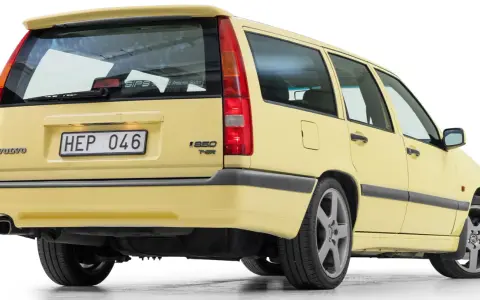 Gul Volvo 850 T-5R kombi. En **varningslampa utropstecken gul** kan lysa på instrumentbrädan, men denna bil är redo för äventyr!