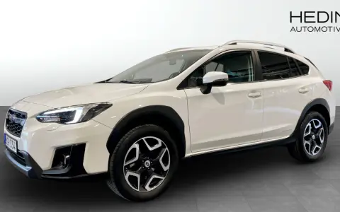 Vit Subaru XV, perfekt för en begagnad biltest. Denna SUV är redo för äventyr.