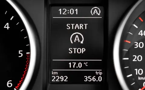 Bilens display visar 12:01, START/STOP-funktion, 17°C och körsträcka. En fel start stopp-situation kan uppstå om systemet inte fungerar som det ska.