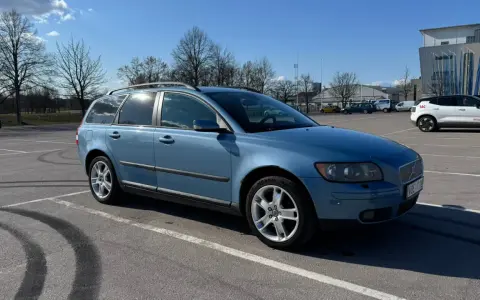 Blå Volvo V50 parkerad på en parkering. Dags att byta hjullager på V50:n.
