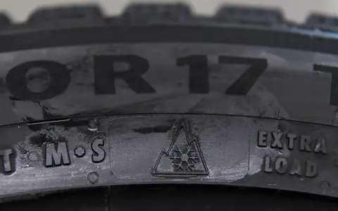 Detaljbild på ett däck med texten "R17", snöflingesymbol och "EXTRA LOAD". Ett bra val för ett kumho wintercraft ice wi32 test.