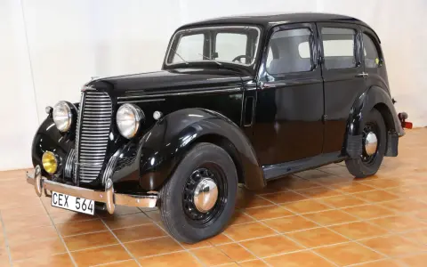Svart Hillman bil från 1940-talet, med kromad grill och runda strålkastare.