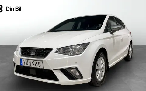 Vit Seat Ibiza, en populär modell som kan ha vissa vanliga fel. Bilen visas framifrån i en studio.