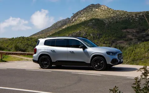 Silver Mercedes GLB på en bergsväg, redo för ett nytt mercedes glb test.