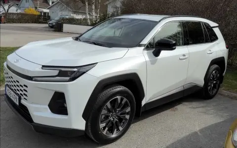 Vit Toyota RAV4 redo för ett nytt toyota rav4 test. Denna SUV ser redo för äventyr.