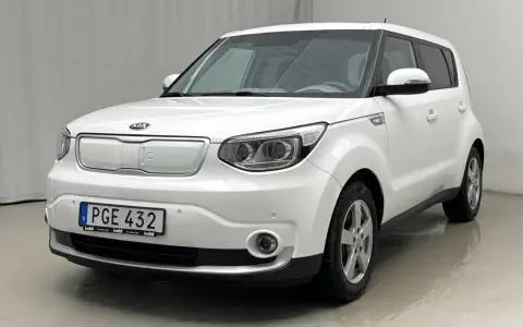 Vit Kia Soul elbil, redo för en provkörning. En perfekt bil för stadskörning.