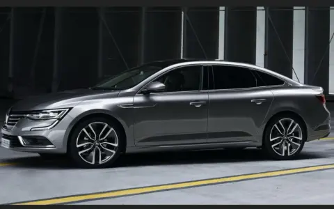Grå Renault Talisman, en elegant sedan, står parkerad i ett modernt garage. Kanske en diskret hint om ett kommande renault talisman problem?