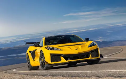 Gul Corvette ZR1 på en bergsväg med vidsträckt utsikt.