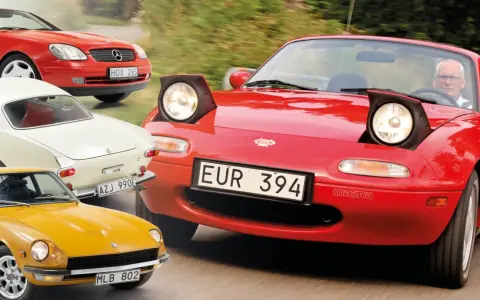 En samling klassiska sportbilar: en röd Mazda Miata, en gul Datsun, en vit Volvo P1800 och en röd Mercedes-Benz.