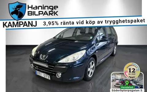 Mörkblå Peugeot 307 kombi, en bil som kan ha vanliga fel, visas på Haninge Bilpark. Kampanj med 3,95% ränta.