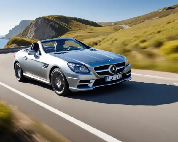 Silver Mercedes SLK 350 kör längs en kustväg, med motorproblem som gör resan osäker.