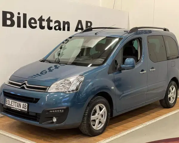 Blå Citroën Berlingo, en praktisk familjebil, står redo för nya äventyr. Inga synliga problem med denna bil.