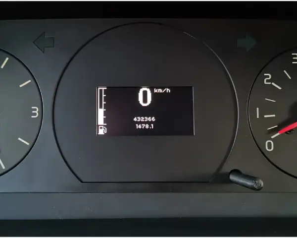 Instrumentpanelen på en Volvo 940 visar 0 km/h, bränslemätare och trippmätare. Inga varningslampor lyser.