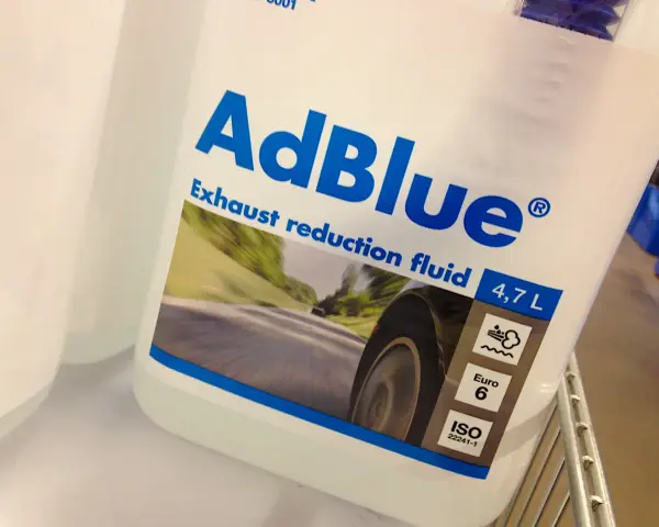 Behåll din bil ren och miljövänlig. Det är dags att fylla på AdBlue för att minska utsläppen.