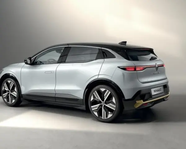 En silverfärgad Renault Mégane E-Tech elbil, sedd bakifrån, redo för ett test.