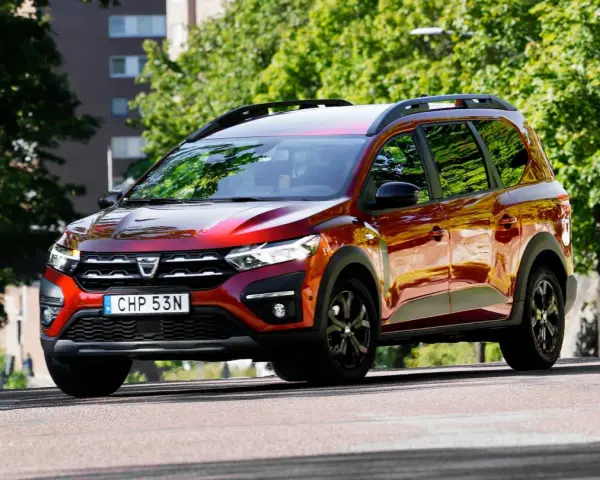 Röd Dacia Jogger på väg, redo för ett nytt dacia jogger test.