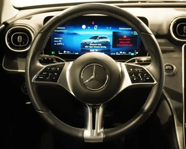 Ratt och instrumentpanel i en Mercedes. Service B1 är nästa service, om 11979 km.