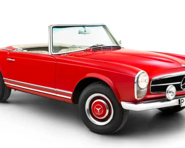 Röd cabriolet, en klassisk Mercedes 230 SL, med kromdetaljer och vit interiör.