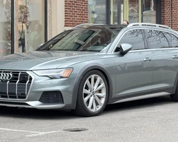 Grå Audi A6 Allroad parkerad utanför en butik. Kanske ett audi a6 allroad problem med parkeringen?