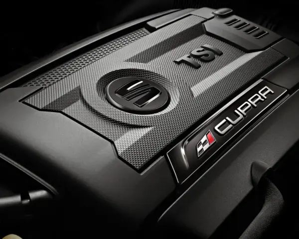 Detaljerad vy av ett modernt tsi motorlock med Cupra-logotypen.