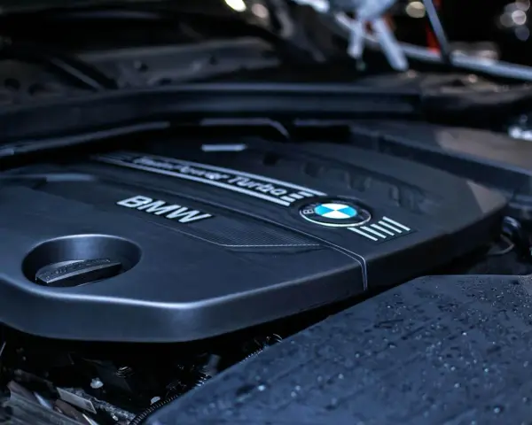 Motorrummet på en BMW med texten "Turbo" och BMW-loggan. Kylare bil.