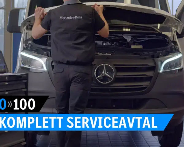 Mekaniker inspekterar motorutrymmet på en Mercedes-Benz skåpbil. Texten "KOMPLETT SERVICEAVTAL" antyder att detta är en del av deras serviceerbjudande.