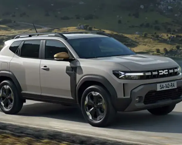 En ny Dacia Duster på en grusväg med berg och sjö i bakgrunden. Perfekt för ett dacia duster test i naturen.