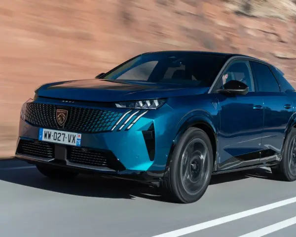 Blå Peugeot 3008 på en väg, redo för ett test. Bilen har en modern design med en distinkt grill och skarpa linjer.
