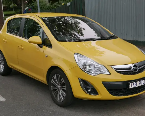 Gul Opel Corsa 1.2, en bil som kan ha vanliga fel.